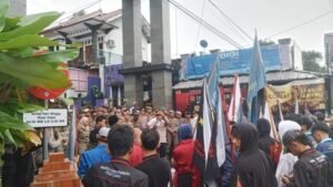 Ketegangan Warnai Aksi Mahasiswa di Lembur Pakuan, Aspirasi Soal Proyek Jalan dan Pendidikan Disuarakan